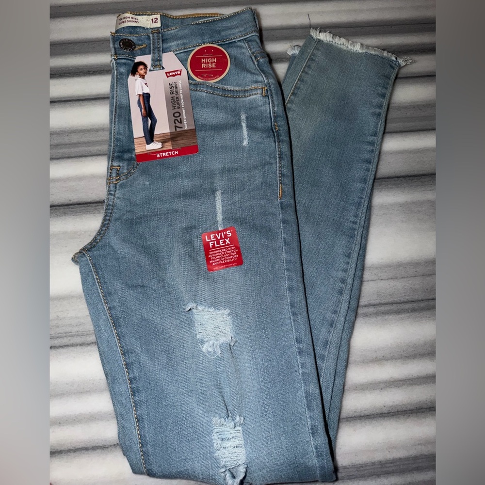 NWT Levi’s 720 Super Skinny High Rise Distressed Jeans - Size 12